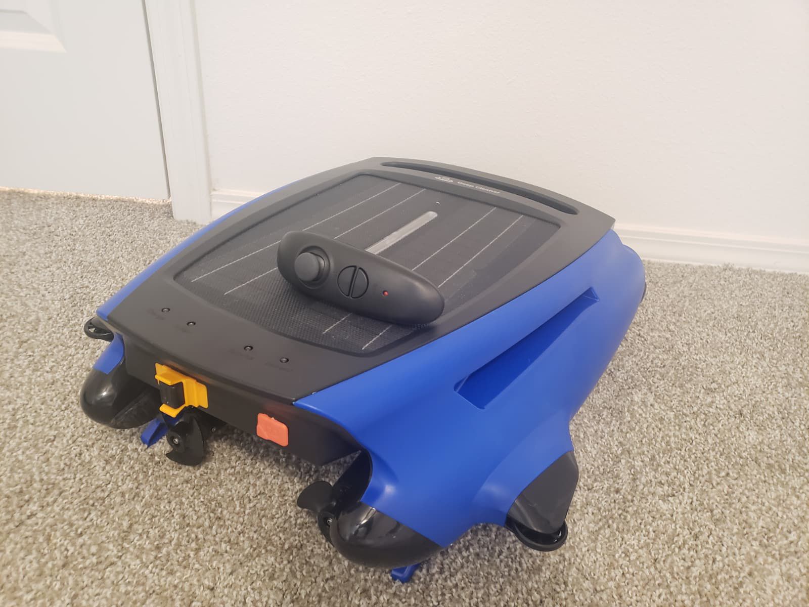 B013 Robotic Skimmer Cleaner